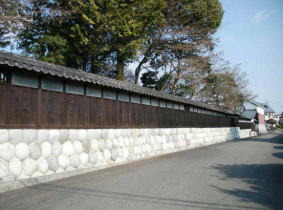 南岡田家南面の石垣と塀